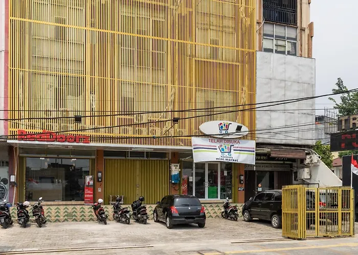 RedDoorz Plus @ Grogol Jakarta